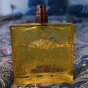  Versace Energy -  Jag säljer den nya versionen av Versace energi som jag har använt lite men det är 70 ml kvar Skriv till mig information