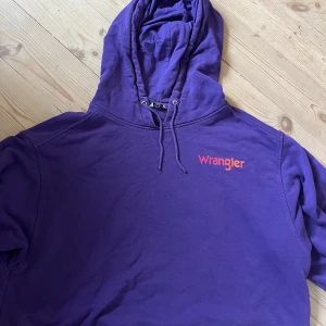 Lila hoodie från wrangler💜 - Lila hoodie från wrangler i strlk M💜 med  coolt och unikt tryck på baksidan, bra skick förutom en defekt vid luvan (syns på bild 5) 💜