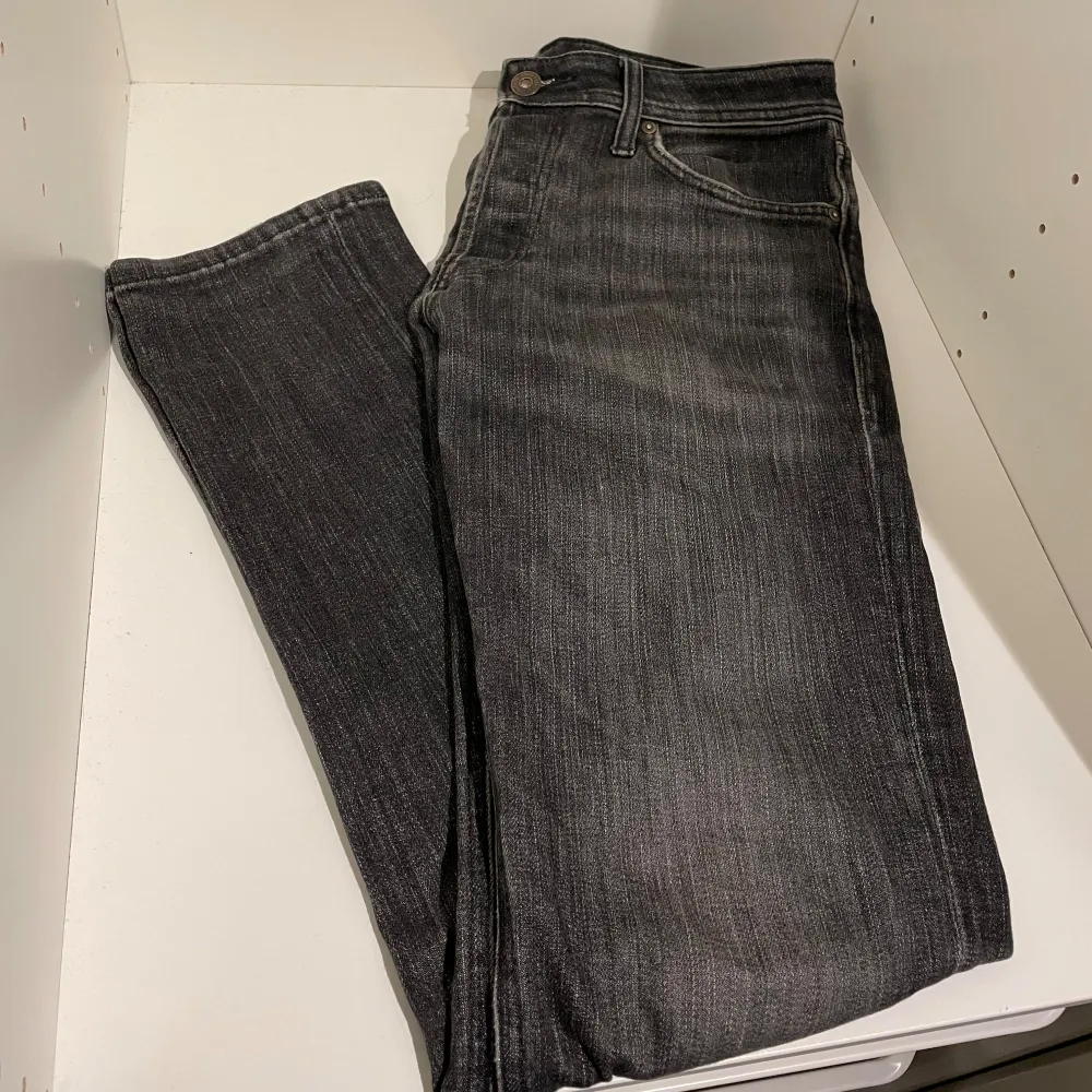 Feta jeans i storlek 30/32. Slim fit och nypris cirka 499 kr! Kontakta för mer info om önskas!. Jeans & Byxor.