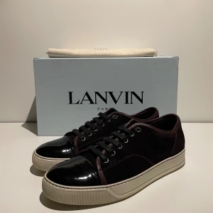 Lanvin skor  - Hej! Säljer nu dessa sjukt populära lanvin skor. Skorna är i superfint skick! Nypris ligger på 5299kr Hör av dig vid frågor!