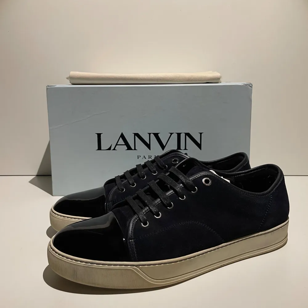 Hej! Säljer nu dessa sjukt populära lanvin skor. Skorna är i superfint skick! Nypris ligger på 5299kr Hör av dig vid frågor!. Skor.