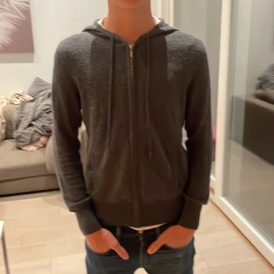 Soft goat Kashmir hoodie - Riktigt snygg Soft goat kashmir hoodie storlek s-m Killen på bilden är 177 lång men passar från 168 och upp till 180 Ny pris 2500-3000 
