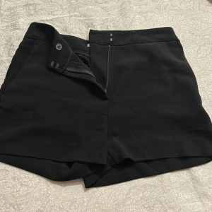 Kostymshorts - Säljer kostymshorts som är i storlek 36 men känns lite för stora för mig som bär 36 och kan därför även passa 38.☺️