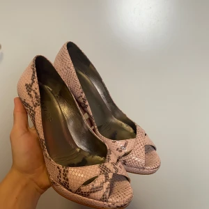 Ormskinn klackar Quazi - Quazi klackar i rosa ormskinn