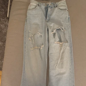 Jeans  - Blåa jeans från Zara. Bra skick inga defekter!🤍