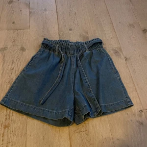 Shorts - Jeansshorts som går att knyta i midjan