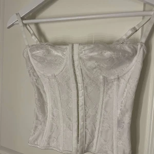 Vit korsett - En korsett från SHEIN. Har aldrig använt den.Storlek XS😻