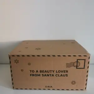 CAIAs Beauty Adventskalender för 2024 är här. Med 27 full-size produkter, inklusive älskade bästsäljare och nya, exklusiva produkter, får du allt från makeup och hudvård till hårvård och verktyg – till ett värde av 8000 kr  Helt ny oöppnad 