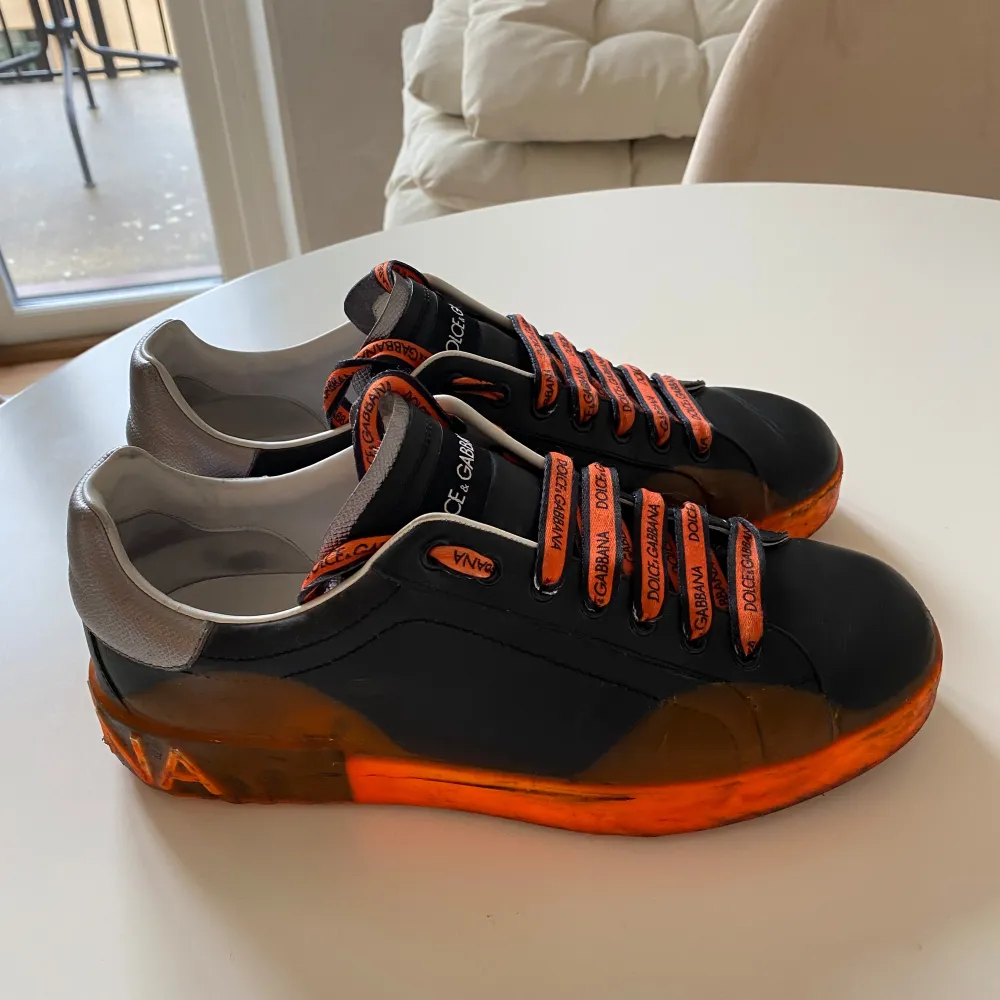 Säljer ett par Dolce & Gabbana sneakers i svart och orange. Använda men i gott skick, och fortfarande riktigt snygga och bekväma!  -Storlek 43 herr. Skor.