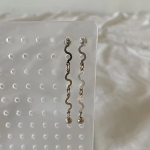 Silver 925 Sterling Vintage - Cute örhängen i silver! Har putsat dem med silverpluts. Finns stämpel på pluppen 💋