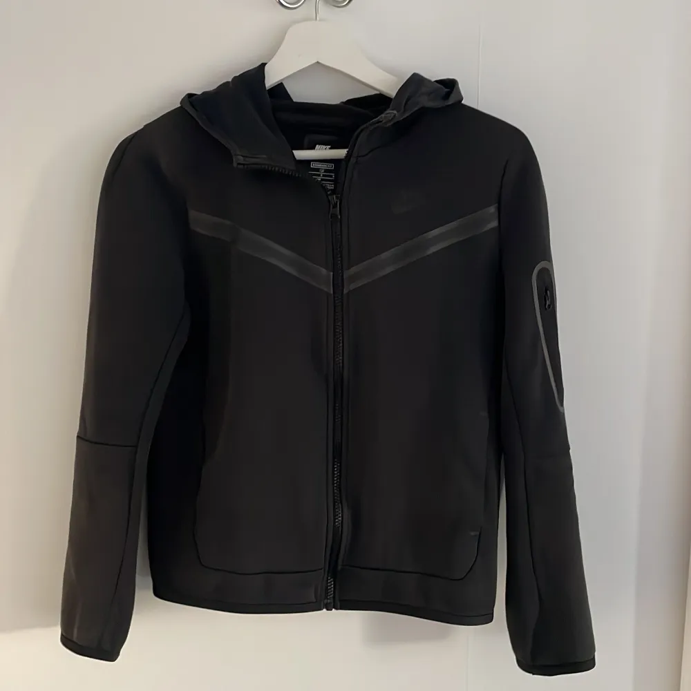 Sparsamt använd Nike zip tröja storlek 147-158, L barn.. Hoodies.