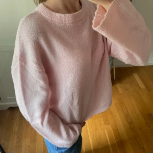 Stickad tröja - Super fin och skön, säljer då den inte kommit till användning, inga defekter! Storlek M med passar även S 💖