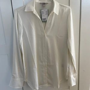 Skjorta - Satinskjorta från H&M! Aldrig använd, prislappen sitter fortfarande kvar😇