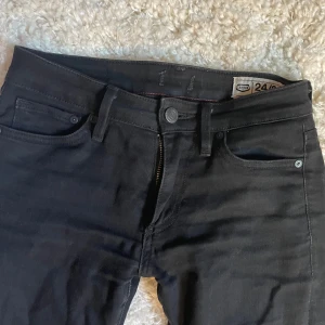 Lågmidjad svarta jeans bootcut - Jeans från Crocker Jeans, nypris 500. STRL 24/32 Priset kan alltid diskuteras!