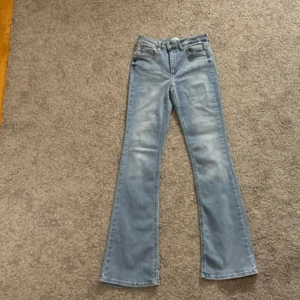 Ljusblå bootcut jeans - Säljer ett par ljusblå bootcut jeans i bra skick från Only🌸