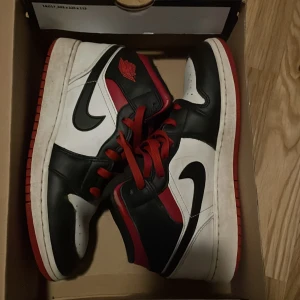 aj1  - säljer mina jordans då dem inte passar längre, skick typ 7/10 skosnörerna är lite paj i slutet men annars är dem fina. Pris kan diskuteras vid snabbt köp.