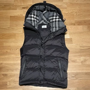 Burberry jacka som man kan göra till en väst - Svart Burberry jacka som man kan ta armarna av och bära som en väst. Storlek xs passar även s. Nyskick. Kom privat för mer information angående jackan och om fler bilder!