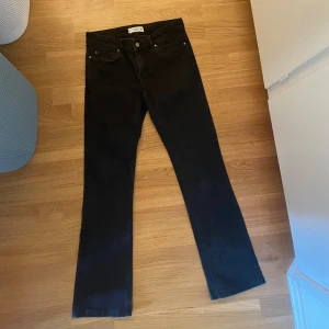 Mango jeans  - Svarta mango jeans storlek 38 men skulle säga de är lite små i storleken. Mid rise och Straight skulle jag säga. 