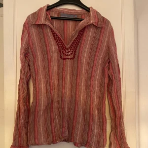 randig blus med brodyr - sååå söt och cool blus i olika färger med brodyr! en gammal kappahl! storlek 40 men liten i storleken. skulle säga S❣️⭐️