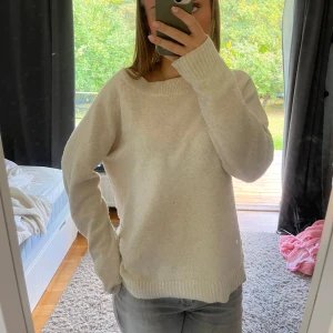Stickad tröja - Beige/creme vit stickad tröja från Vila💕mycket bra skick
