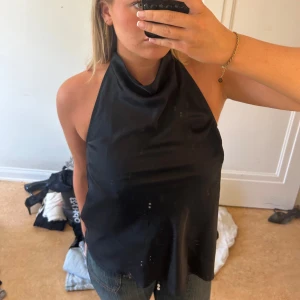 Halterneck top  - Linne i sidenliknande material, aldrig använd. 