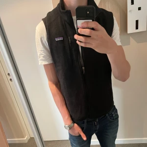 Patagonia fleeceväst - Riktigt chill Patagonia Fleeceväst endast använd fåtal gånger. | Mycket gott skick helt utan defekter | Skriv vid minsta fråga eller fundering! |