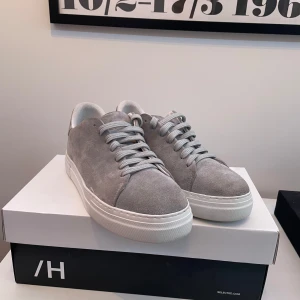 Gråa mocka skor - Säljer mina gråa mocka skor i storlek 42, använda typ 3 gånger.  Box med följer om önskas.