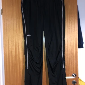 Craft vind byxor  - Fint skick inga fel  St 40 unisex  Dragsko i midjan 