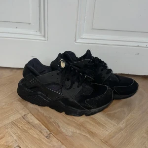 Nike Air Huarache - Säljer mina Nike Huaraches, utmärkta pjuks för löpning eller att ba studsa runt i. Faktiskt inte alls trasiga fast mini-slitage.  OBS, blöta på bilderna pga nytvättade, inte nyanvända😅 Nypris: 1 449 kr