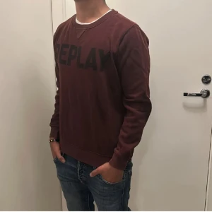 Replay tröja - Säljer denna Replay tröja. Skick 9/10, storlek M men passar även S. Köp för endast 399. Modellen är 170, 70kg. Hör av dig vid frågor eller funderingar!