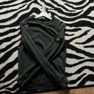 Stone Island tröja  - Skicket är bra skulle gett de 8/10 inte mycket använd och bra förvarad.