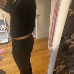 Lågmidjade jeans - Hm lågmidjade jeans, super fina använt 1 gång. Strl 40 men passar mig som vanligtvis är 38, testa med egna prisförslag