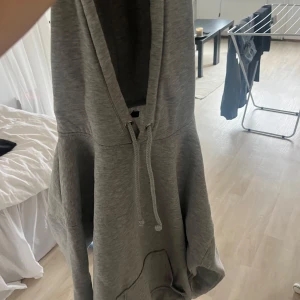 Grå bikbok hoodie  - Säljer nu min gräs bikbok hoodie simningen kommer till användning längre💞 Storlek xs