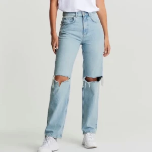 90’s highwaisted jeans gina tricot - Säljer dessa jättefina jeansen från gina tricot! säljer då de inte kommer till användning. köpare står för frakt💞