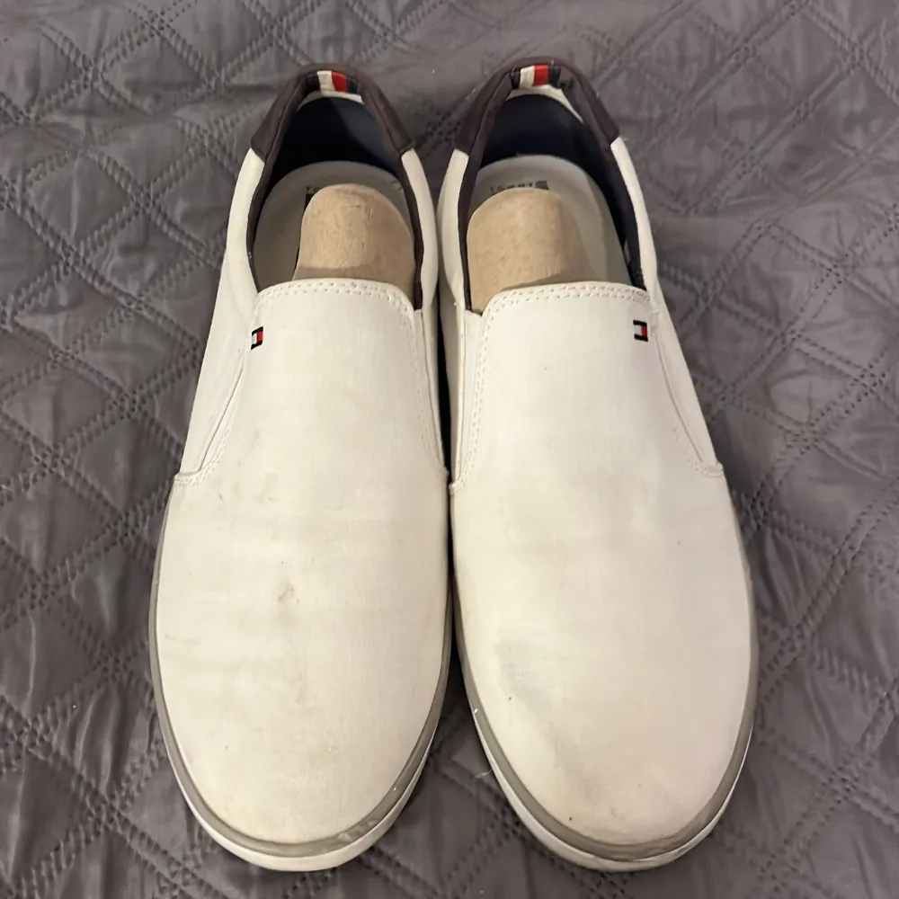 Tommy Hilfiger loafers/skor Smutsiga men går att tvätta bort, har abnvänts fåtal gånger🙂. Skor.