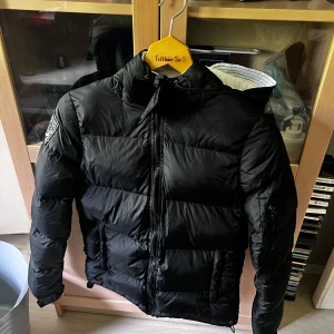 D brand - D brand jacka Säljer den pga förliten köpte den nydligen från tradera men den var tyvärr förliten för mig. Ej använd men är i gott skick. Det är storlek xs hör av er om ni är intresserade eller har några frågor