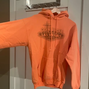Vintage hoodie - En orange vintage hoodie, perfekt size, har s i toppar och denna hoodie sitter helt perfekt. Köpte för ca 400kr❤️ 