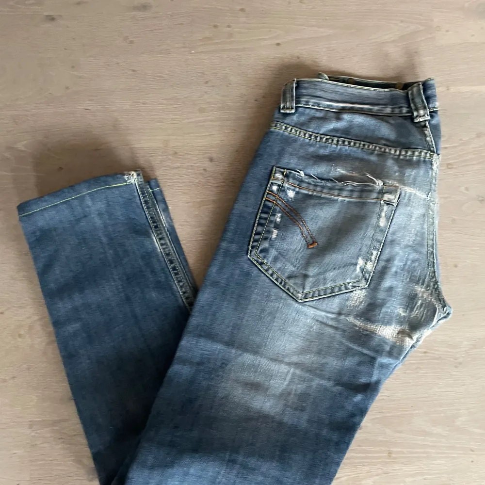 Tjena! Säljer mina skit snygga jeans nu. De är använda ett or gånger men är i ett väldigt bra skick💯 size 30 Hör av er för mer frågor!💯. Jeans & Byxor.