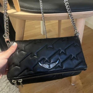 Zadig et Voltaire väska - Säljer denna coola Zadig väska!! Väskan är i använt skick, därav priset och har därför några defekter på baksidan och på kedjan som man kan se på bilderna❤️