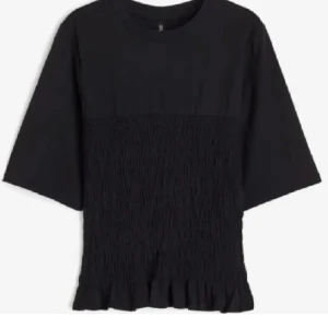 Smockad T-shirt  - Helt slutsåld går inte att hitta längre