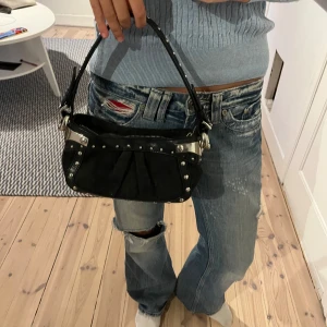 Handväska - Så fin, en skruv saknas som syns på bilden och den är lite smutsig inuti men går lätt att tvätta bort!