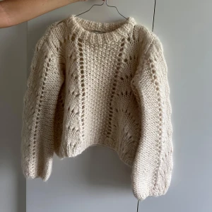Stickad tröja Ganni - Mohair-tröja från Ganni i krämvit i väldigt fint skick. Den är i storlek M, men jag skulle säga att den passar en S. 