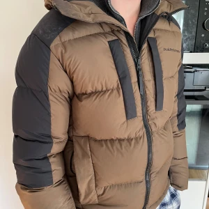 Peak performance Rivel down - Peak performance jacka modellen rivel down. Använd 1 vinter och är i väldigt bra skick utan några skador. Inga skambud