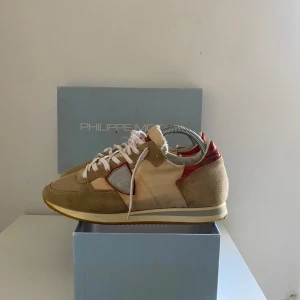 Philippe model  - Säljer nu dessa feta Phillipe model! 👏 Väldigt fint skick! Storlek:41. Kan gå ner i pris vid snabb affär!