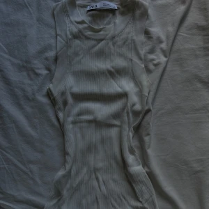 Vit ribbad linnetopp från Zara - Säljer en stilren vit ribbad linnetopp från Zara. 