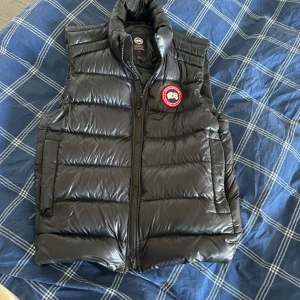 Canada Goose Väst - Köpt förra året på johnells, tyvärr har den fått en reva vid fickan som är lagad med en lapp, har inget kvitto längre tyvärr då jag inte hittar det.