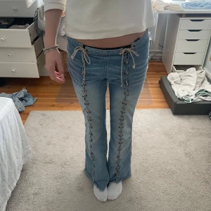 Snörade jeans - Skit snygga snörade jeans från sisters, aldrig blivit använda då de är lite för korta på mig som är ca 172💗💗