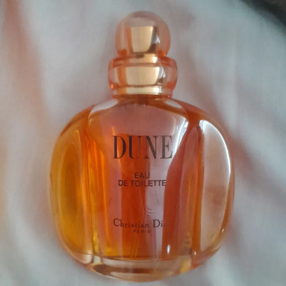 Hej! Jag säljer min Dior Dune-parfym. Den är sparsamt använd och i utmärkt skick. Jag älskar doften, men jag har bestämt mig för att rensa ut i min samling. Dune är en fantastisk, varm och sensuell doft som passar perfekt för både dag och kväll. Parfym.