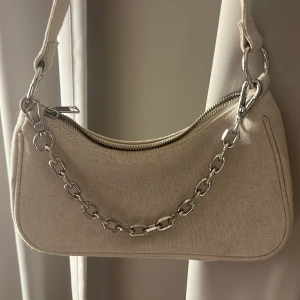 Axelväska - Beige fin axelväska med silver kedje assesoar som går att ta bort💗 