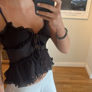 Zara topp - Jätte fin topp från zara och inga defekter säljer för den inte kommer till användning längre